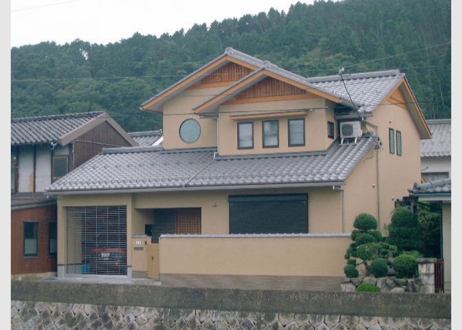 丸窓の似合うシンプルな和風の家