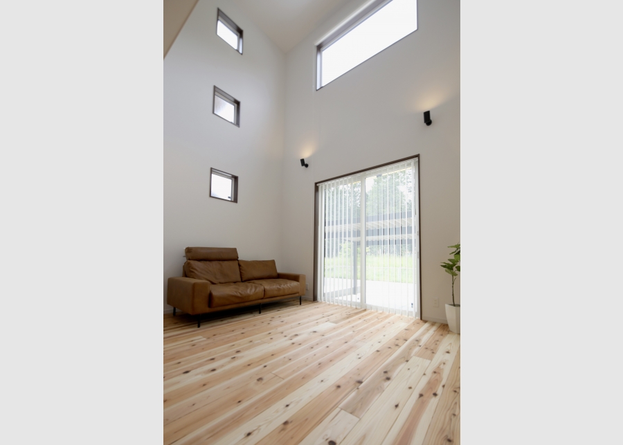 好みのデザインを楽しむ　杉の無垢床の心地よさに満たされる家