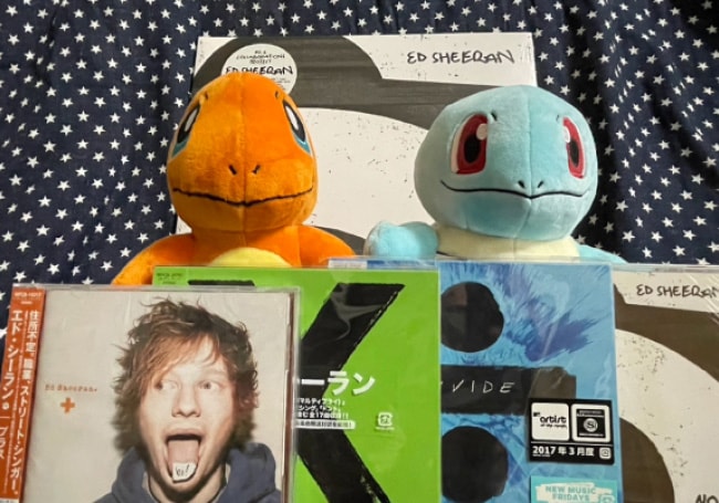 Ed SheeranのCDとポケモンのぬいぐるみ